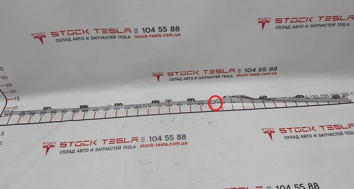 5 Молдинг накладки лівого порога (пластик хром) з пошкодженням Tesla model S, model S REST 1024575-00-G