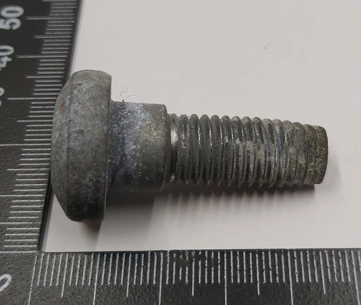 6 Болт ременя безпеки 2-го ряду сидінь бокового нижній Tesla model S, model S REST 1024900-00-A