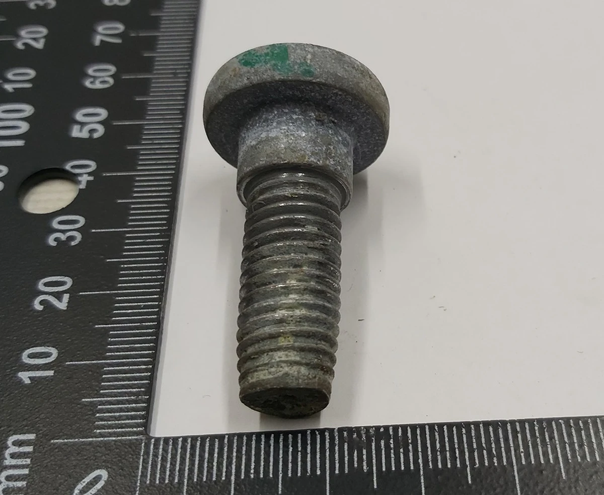 6 Болт ременя безпеки 2-го ряду сидінь бокового нижній Tesla model S, model S REST 1024900-00-A