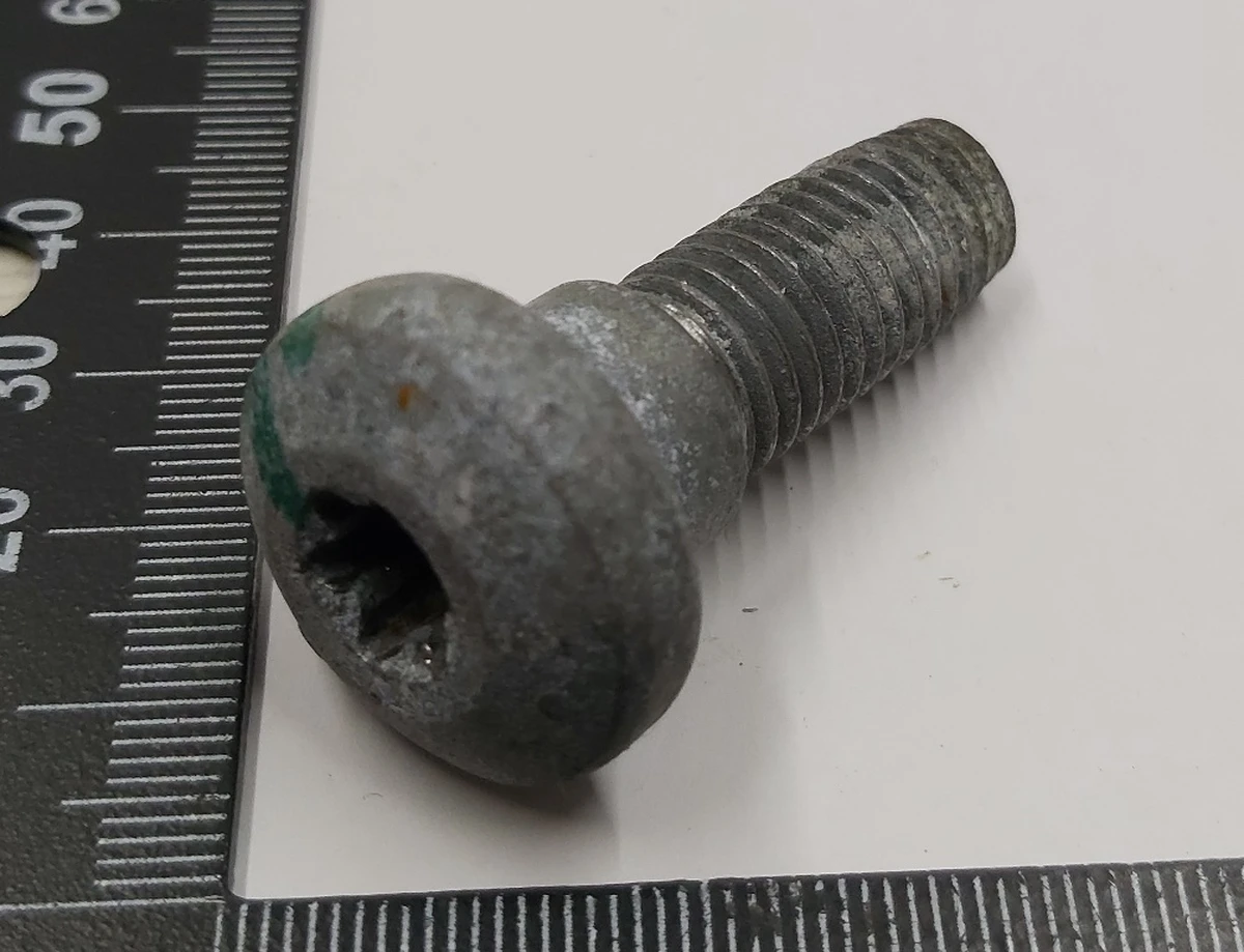 6 Болт ременя безпеки 2-го ряду сидінь бокового нижній Tesla model S, model S REST 1024900-00-A