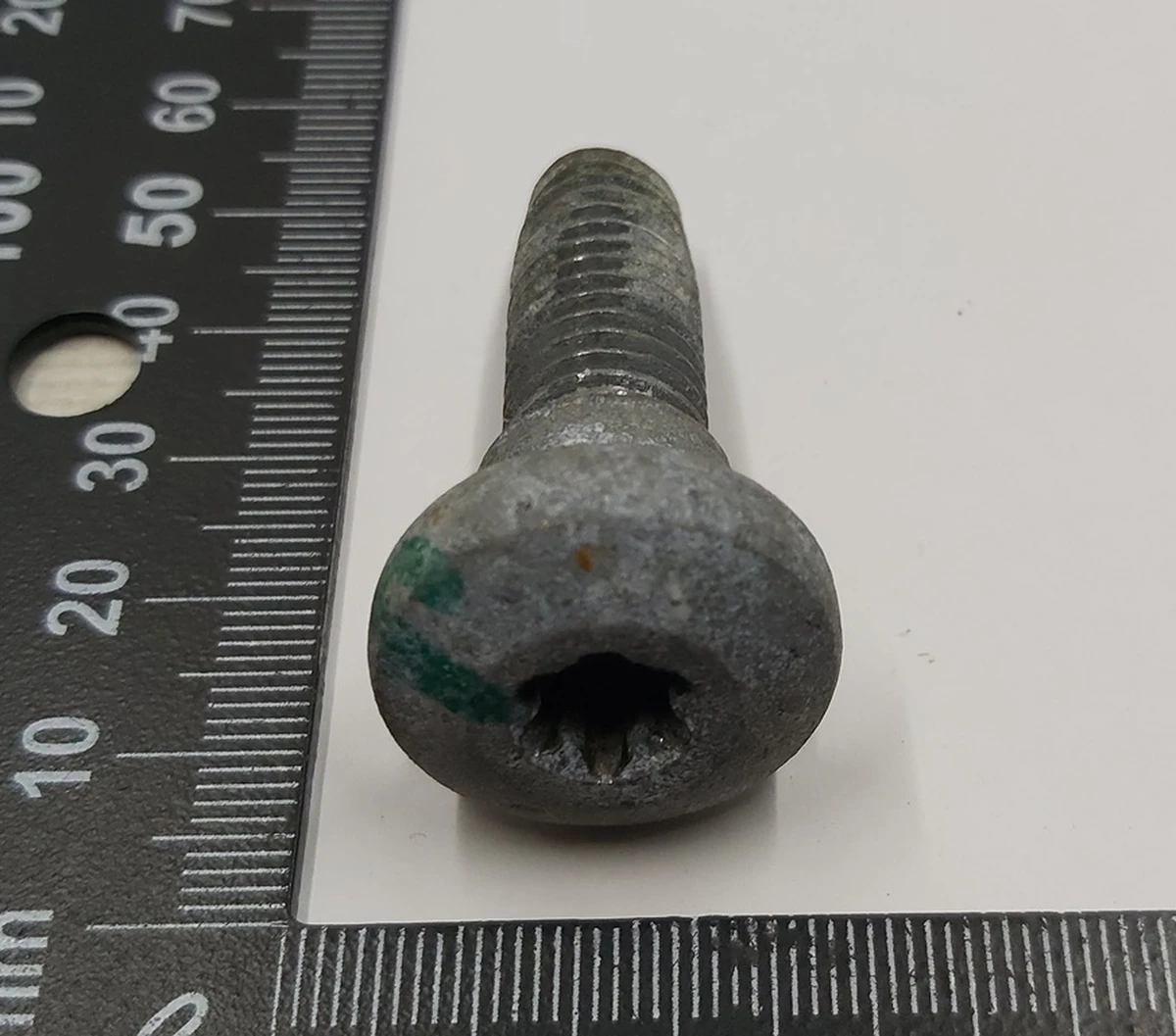 6 Болт ременя безпеки 2-го ряду сидінь бокового нижній Tesla model S, model S REST 1024900-00-A