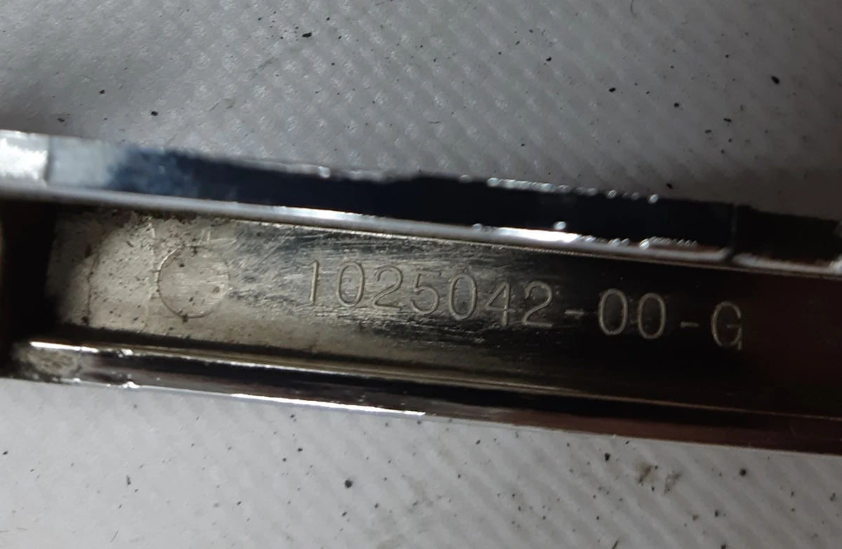 5 Молдинг накладки порога правого (пластик хром) с повреждением Tesla model S, model S REST 1025042-00-G