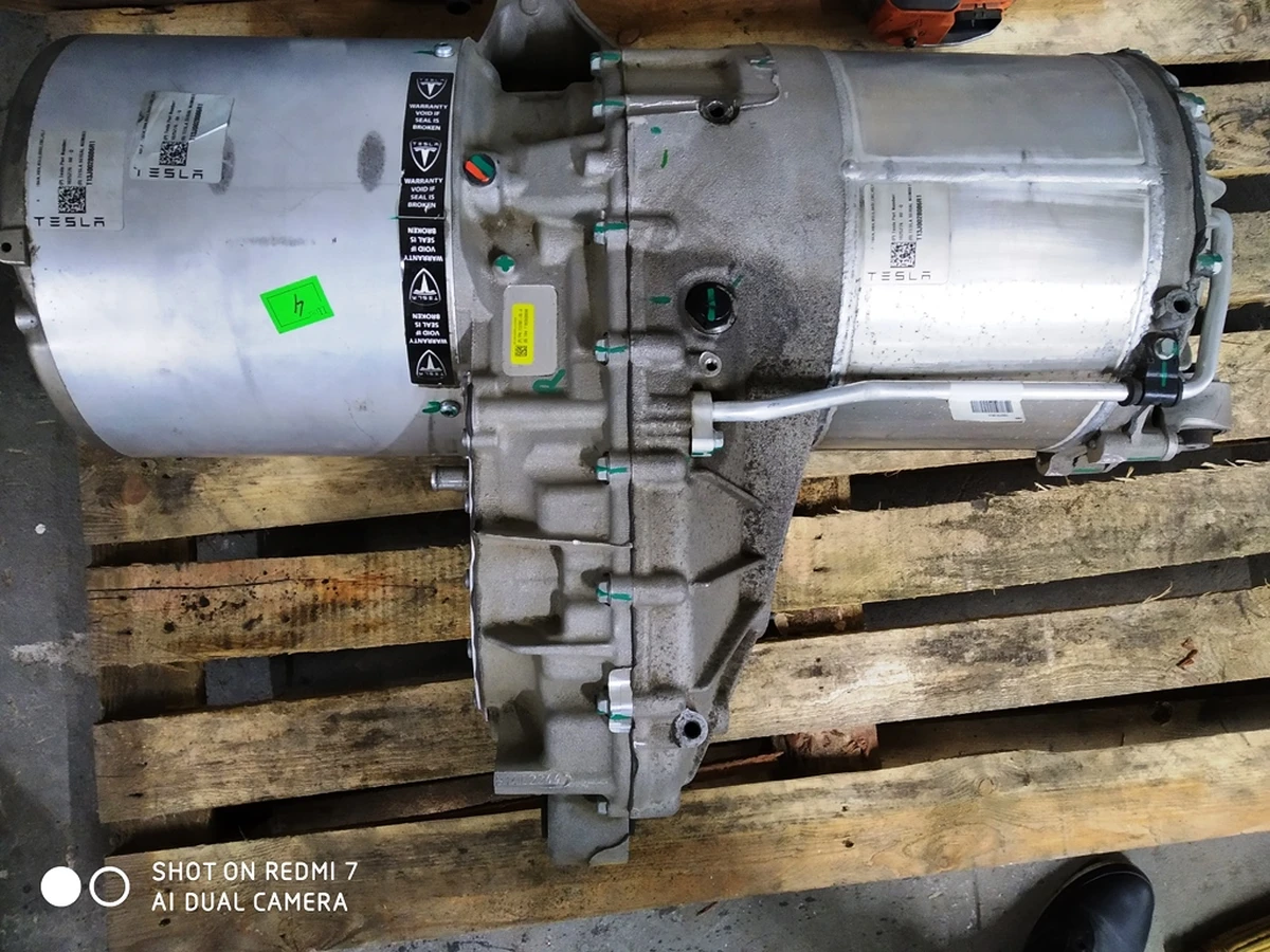 1 Мотор задній великий без плати керування інвертора та низьковольтоного роз'єму Tesla model S, model S REST 1025276-00-Q