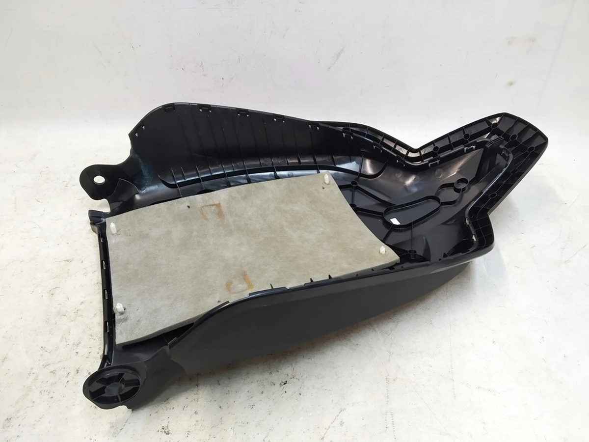 7 Чехол-накладка задняя спинки сиденья 1-го ряда GEN 1, 2 AG130061 Б/У Tesla model S, model S REST 1025651-00-B.