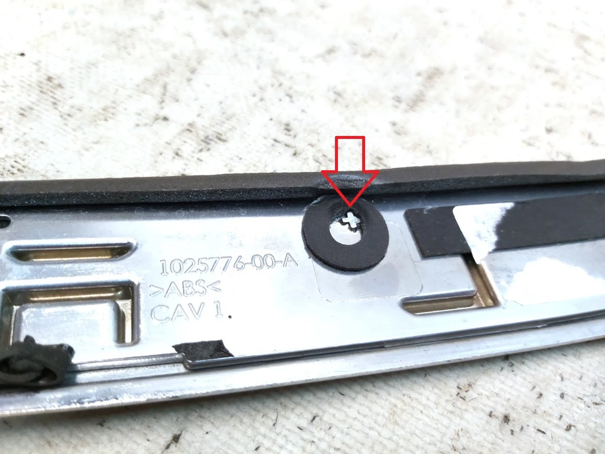 10 Накладка TESLA кришки багажника хром (з літерами) з пошкодженням Tesla model S, model S REST 1026649-00-E