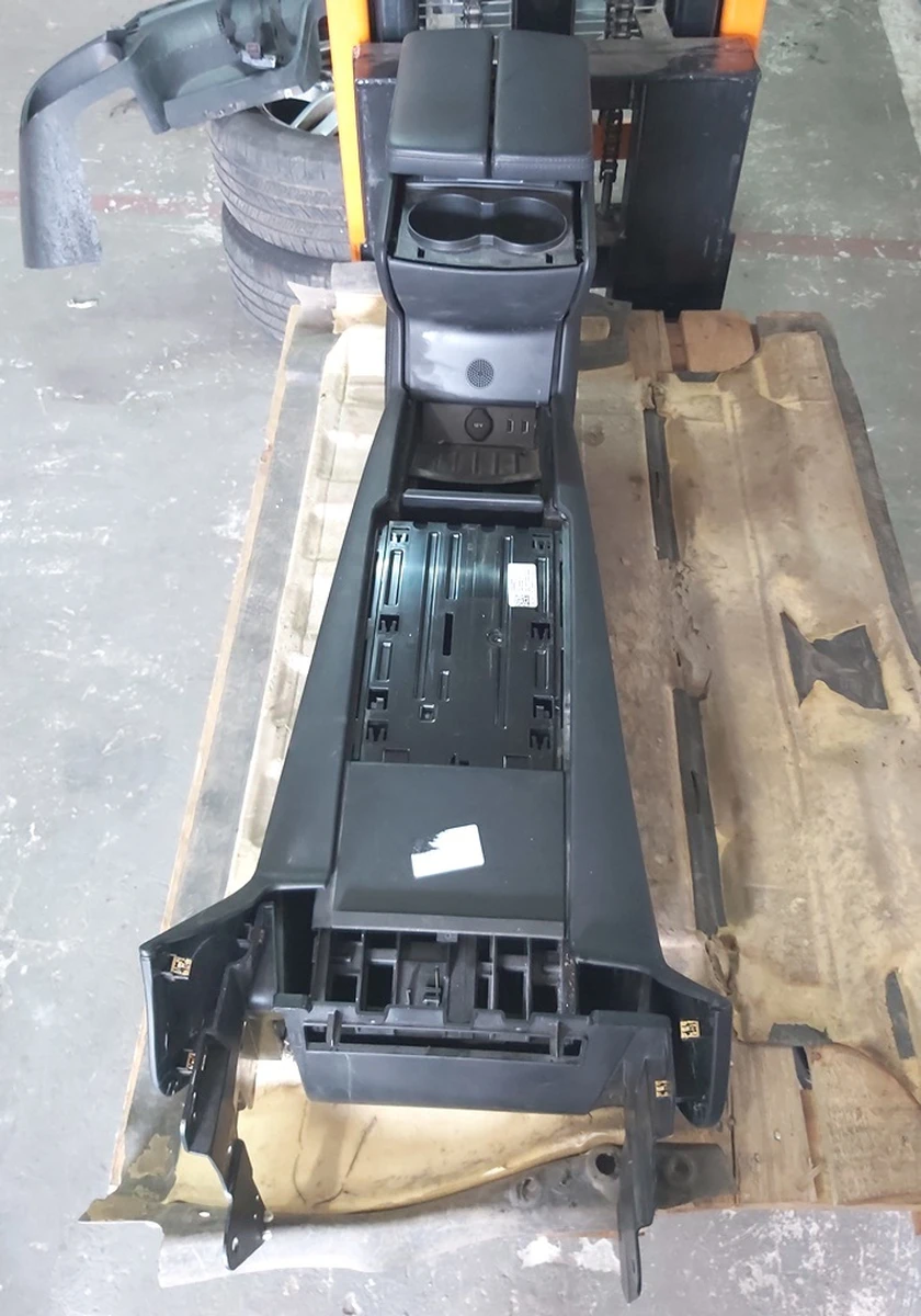 1 Центральна консоль у зборі підлокітник чорна шкіра без декору