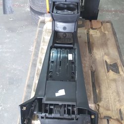 1 Центральна консоль у зборі підлокітник чорна шкіра без декору