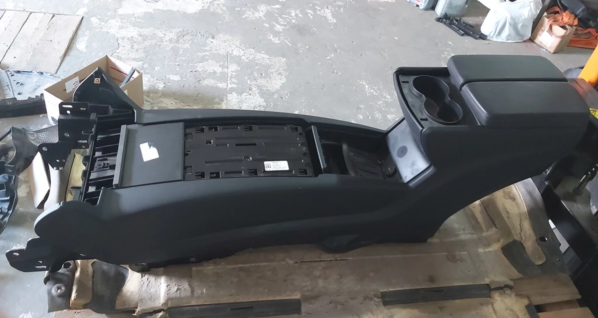 1 Центральна консоль у зборі підлокітник чорна шкіра без декору