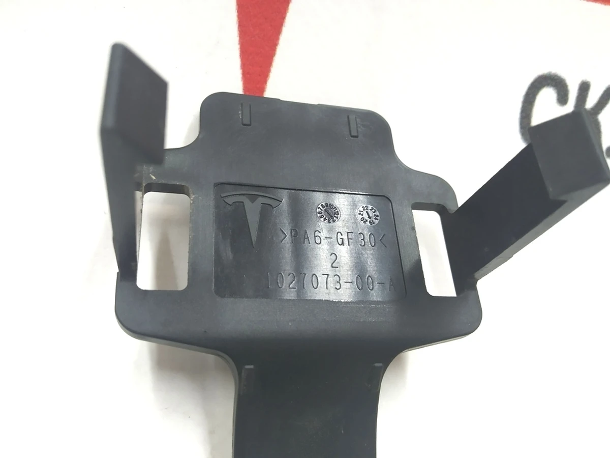 7 Кріплення проводки адаптивного демпфера пневмопідвіски Tesla model X 1027073-00-A