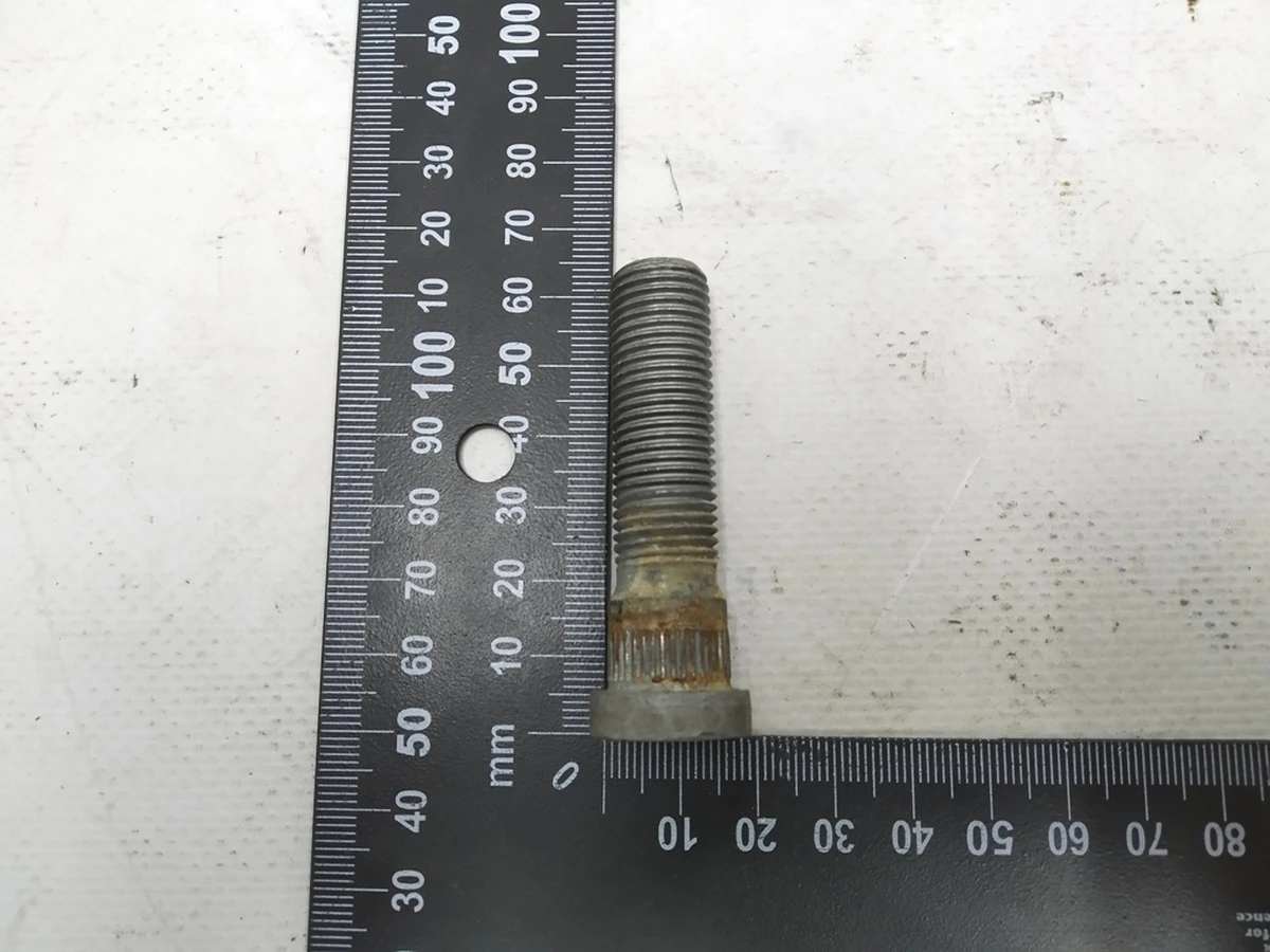 2 Болт-шпилька маточини Tesla model S 1027170-00-B