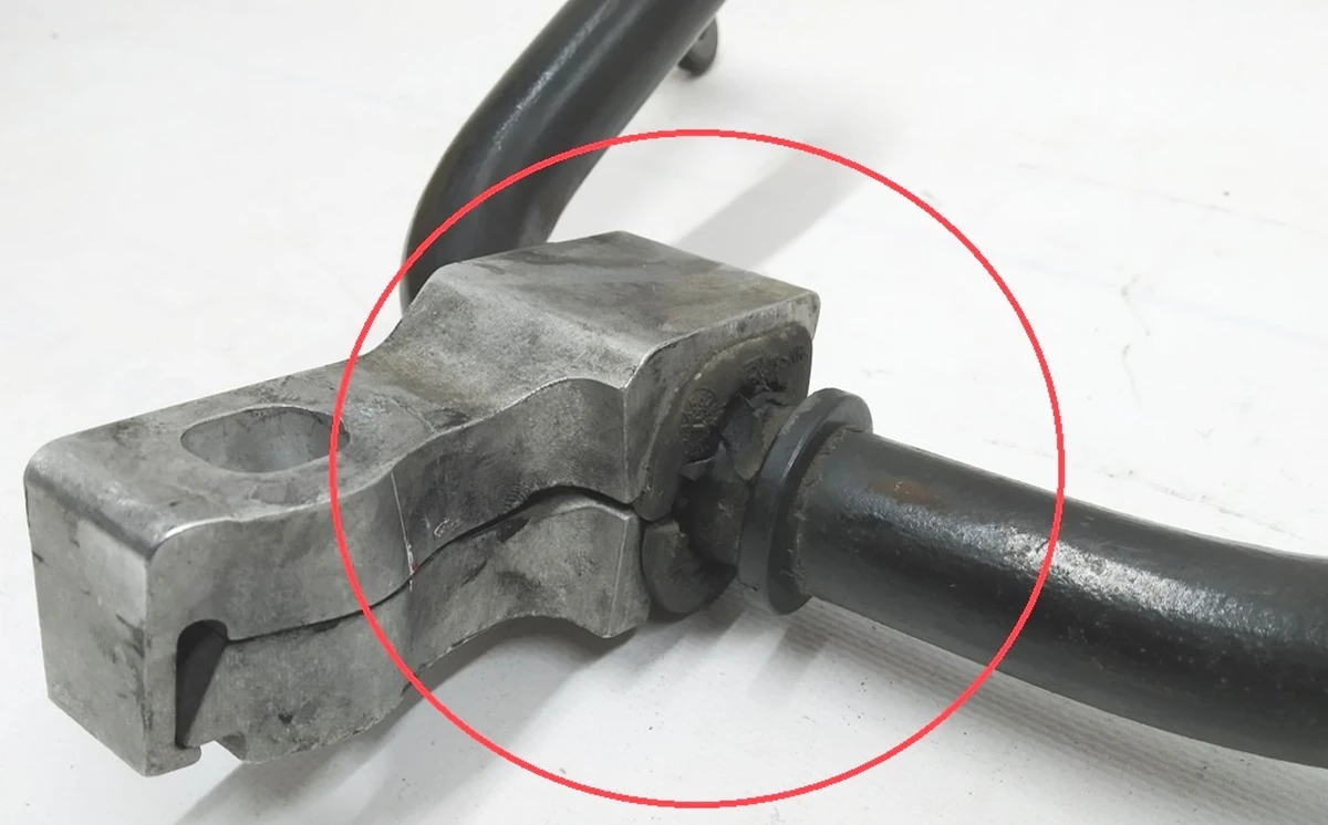 1 Стабилизатор передний 26 мм (надорван сайлентблок) Tesla Model X 1027381-00-K