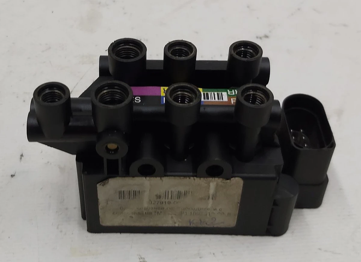 7 Блок клапанів пневмопідвіски із соленоїдами некондиція Tesla model X, model S REST 1027919-00-B