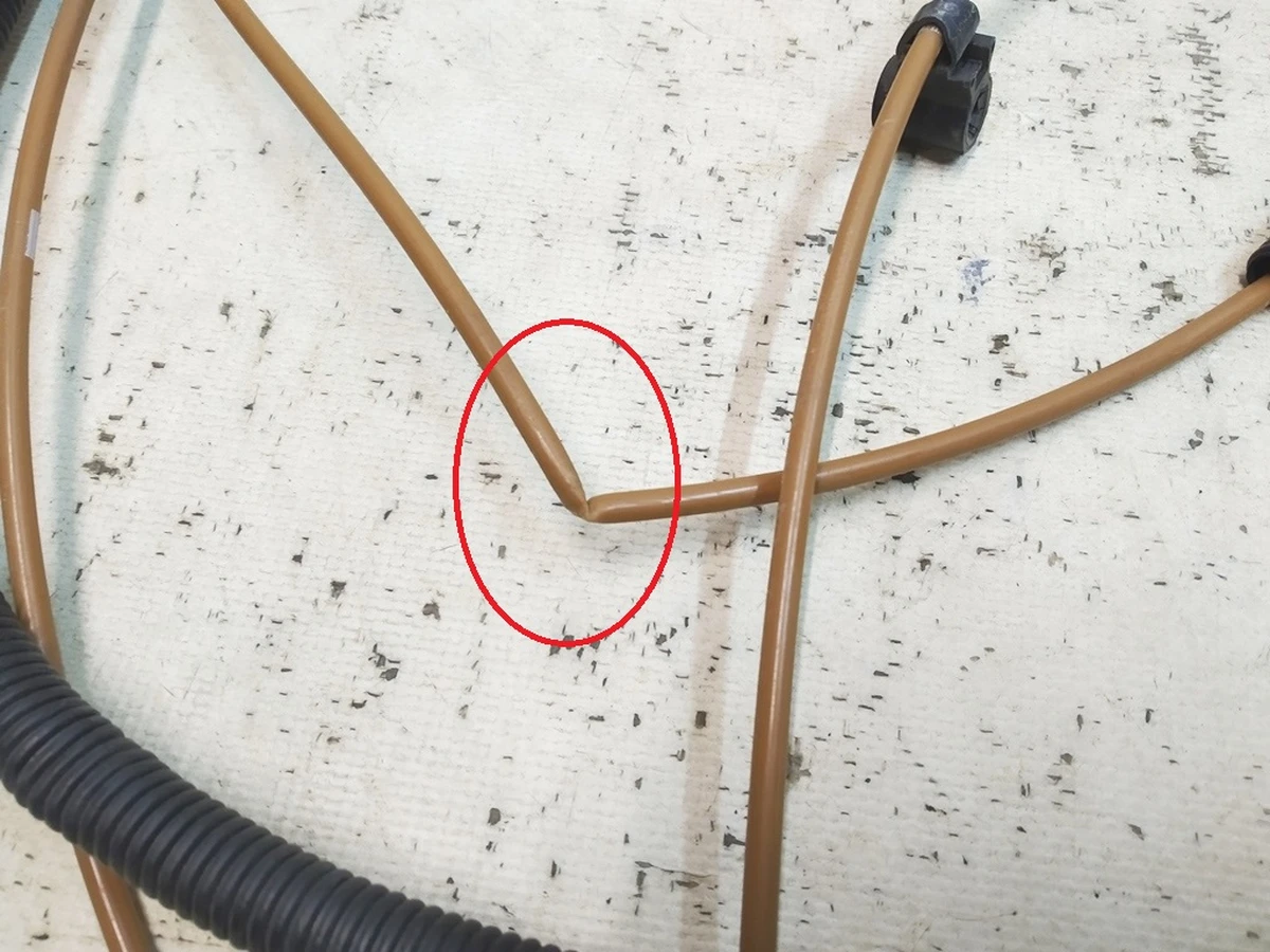 4 Пневмопровід задня ліва сторона (коричнева трубка) з пошкодженням Tesla Model X 1027937-00-C. 