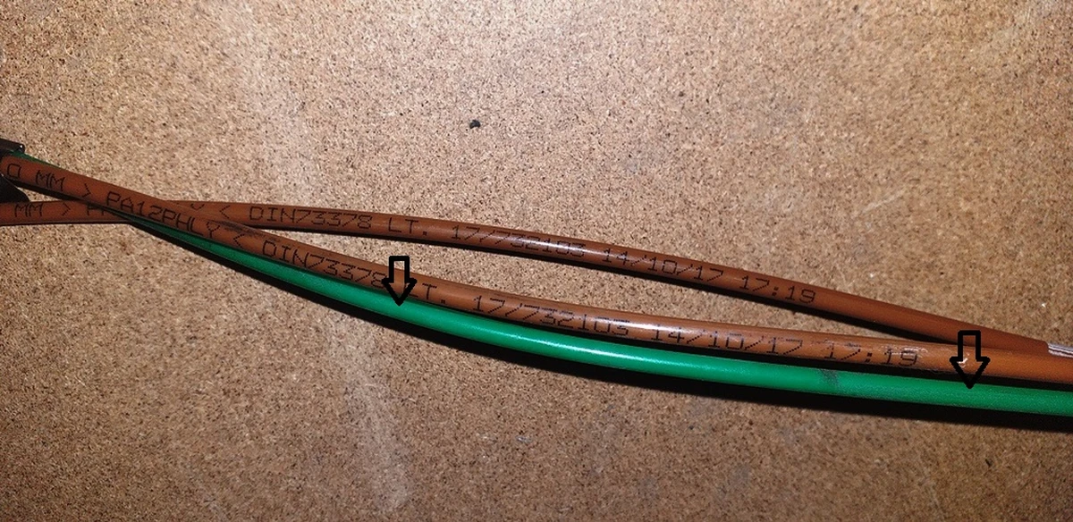 4 Pneumatic line rear right side damaged Tesla model X 1027937-00-C