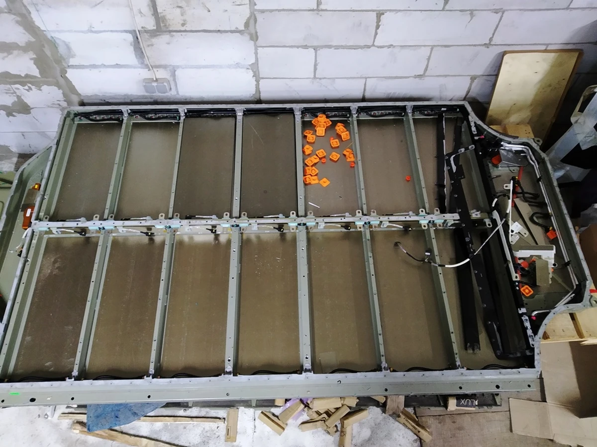 Корпус основної батареї 85 KWH з партубками охолодження та шиною живлення Tesla model S, model S REST 1028600-00-W