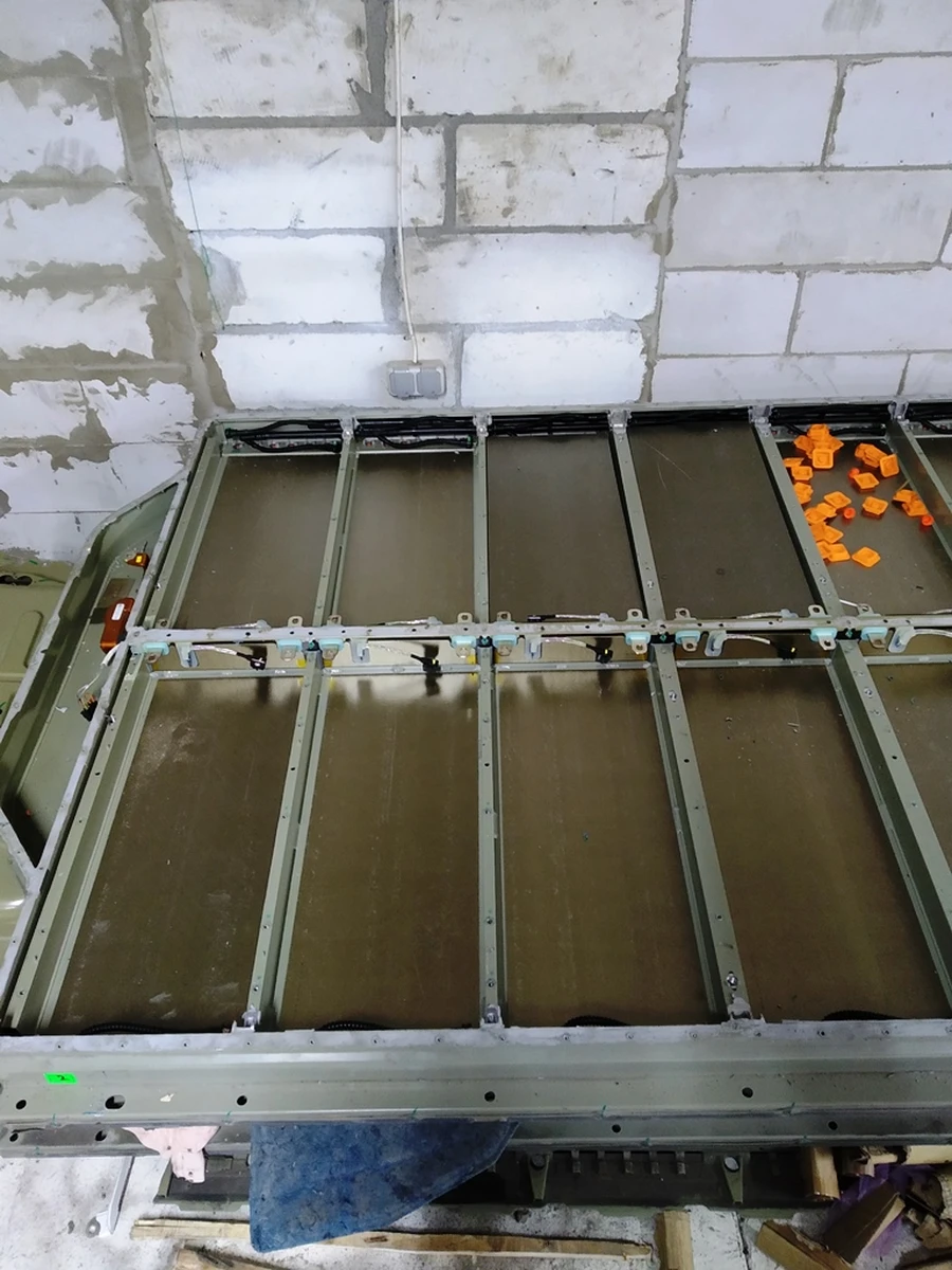 Корпус основної батареї 85 KWH з партубками охолодження та шиною живлення Tesla model S, model S REST 1028600-00-W