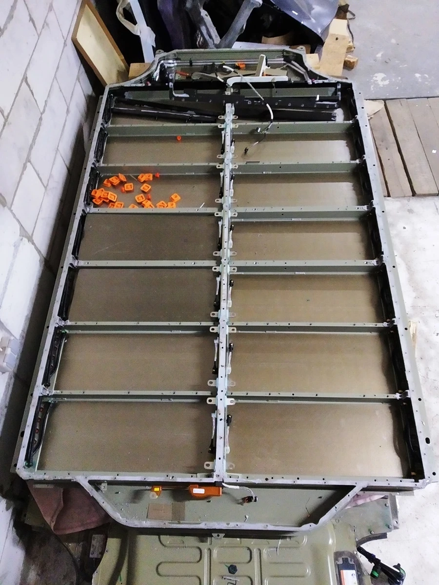 Корпус основної батареї 85 KWH з партубками охолодження та шиною живлення Tesla model S, model S REST 1028600-00-W