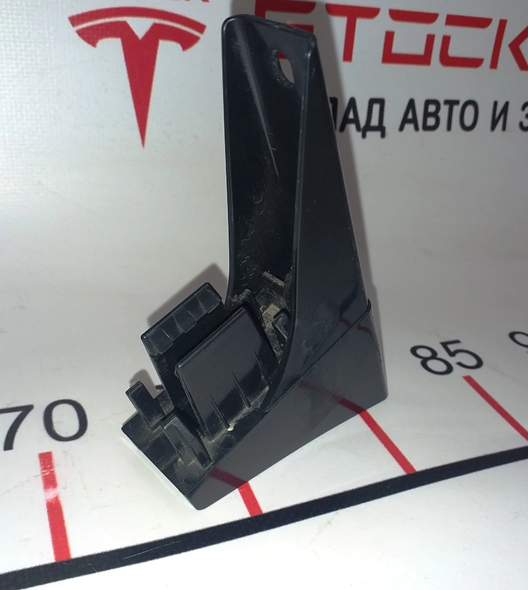 10 Кронштейн кріплення планки підтримки передньої подкапотной Tesla model S 1028634-00-B