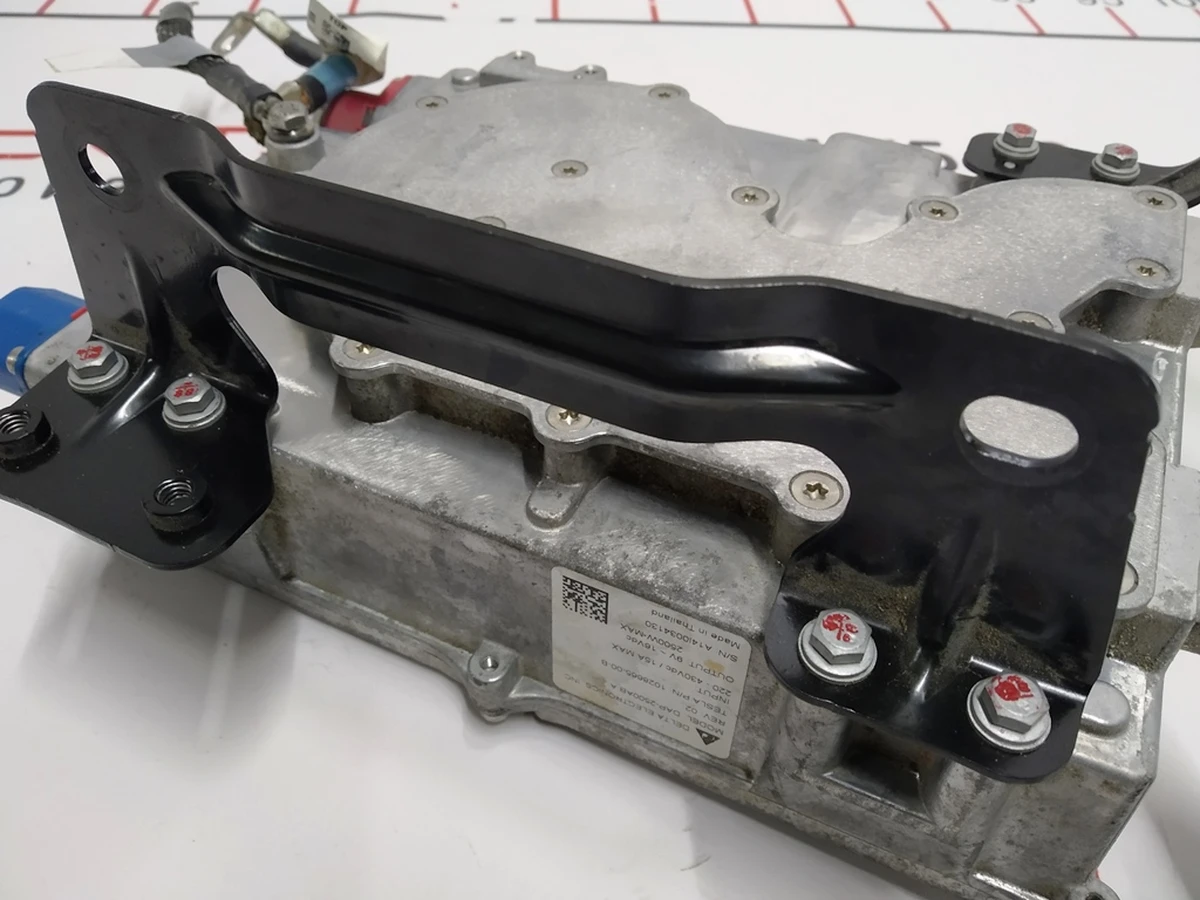 3 Кронштейн (ручка) кріплення конвертера DCDC Tesla model S, model S REST 1028676-00-D