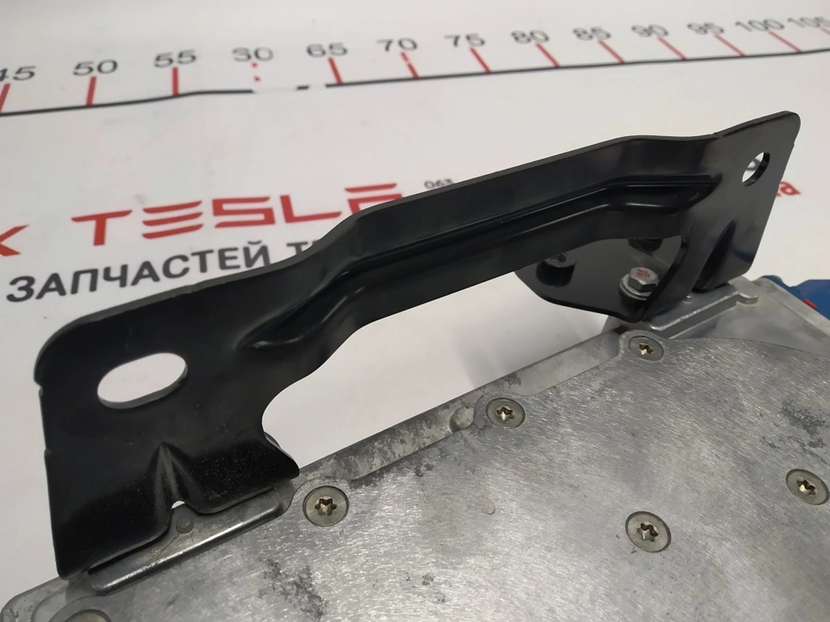 3 Кронштейн (ручка) кріплення конвертера DCDC Tesla model S, model S REST 1028676-00-D