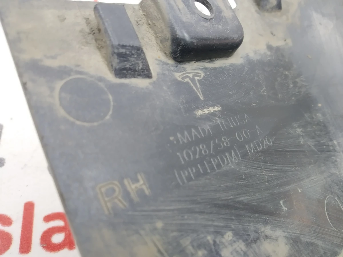 12 Door sill fairing right (painted) with damage Tesla model S REST 1058758-00-A