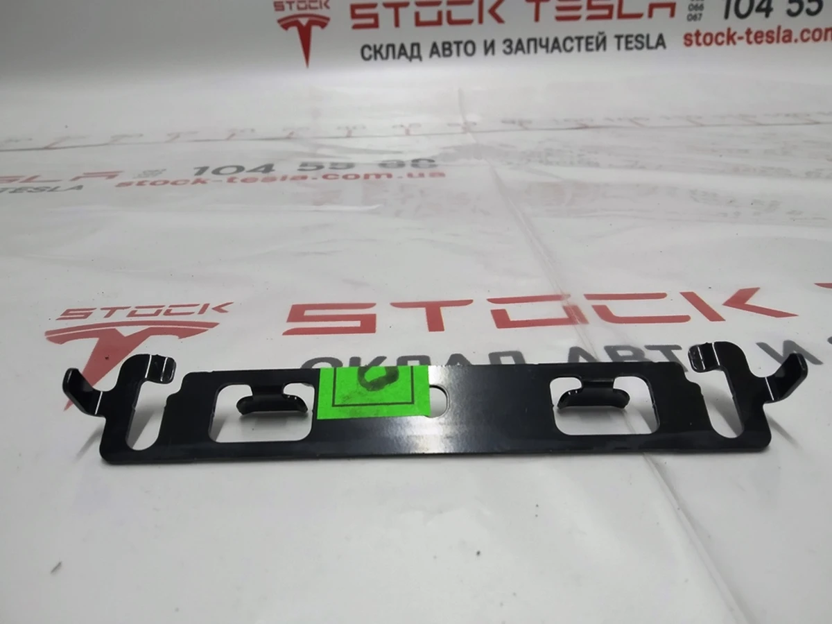 Кронштейн кріплення упору лівого/правого віхової панелі дверей задньої лівої/правої Tesla model X 1028768-00-W