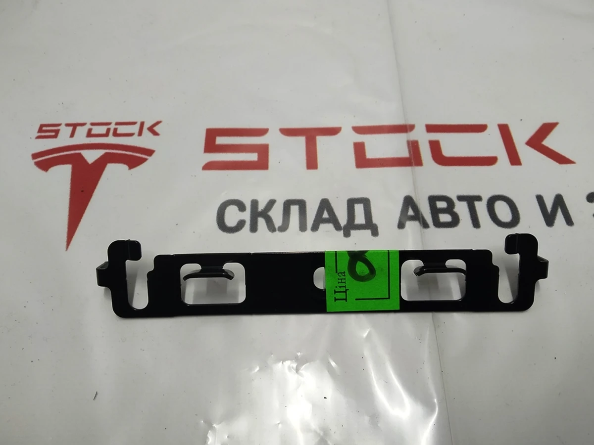 Кронштейн кріплення упору лівого/правого віхової панелі дверей задньої лівої/правої Tesla model X 1028768-00-W