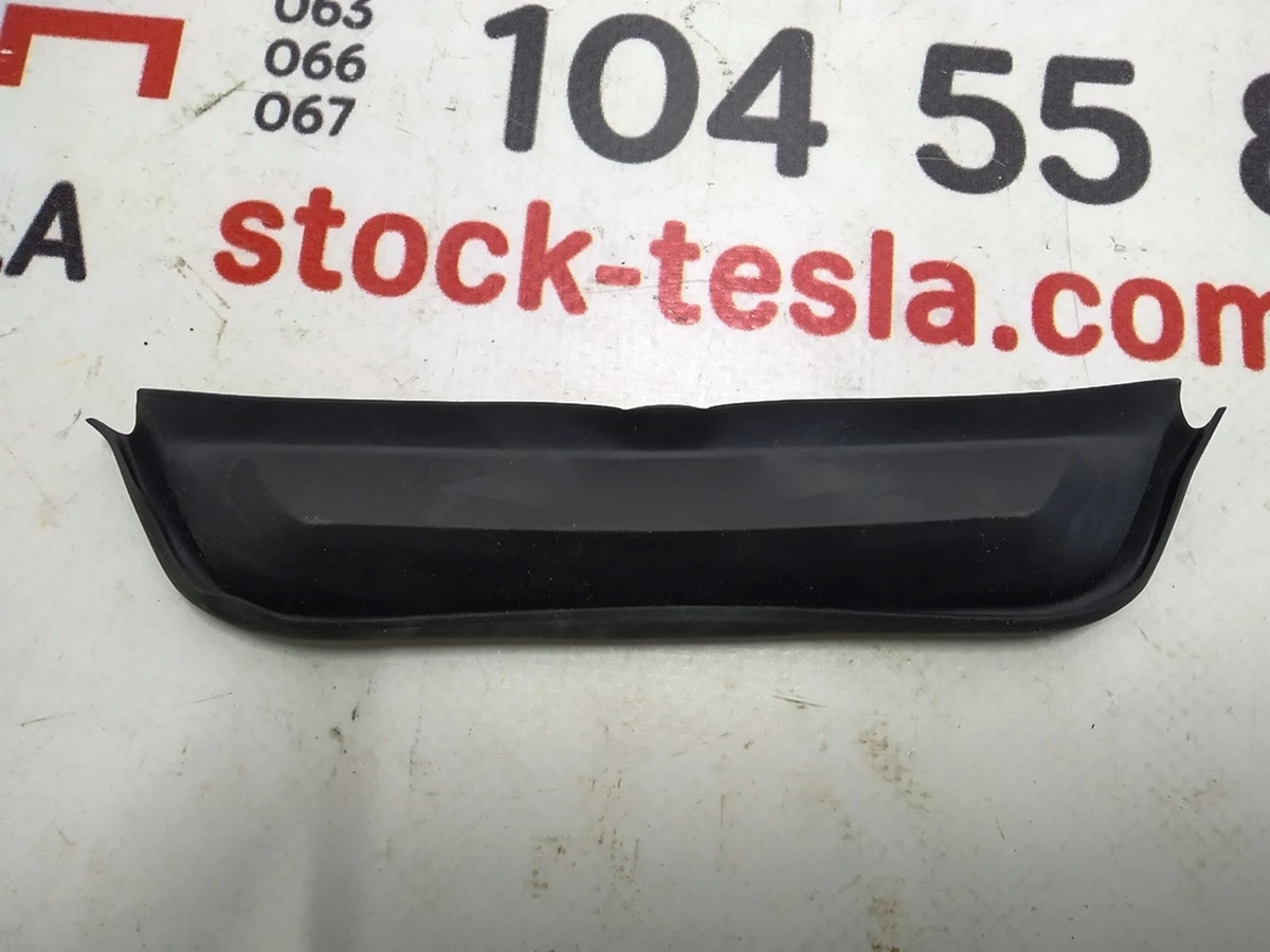 Резиновая накладка упора левого/правого вехней панели двери задней левой/правой Tesla model X 1028768-00-X