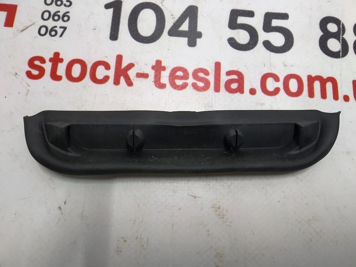 Резиновая накладка упора левого/правого вехней панели двери задней левой/правой Tesla model X 1028768-00-X