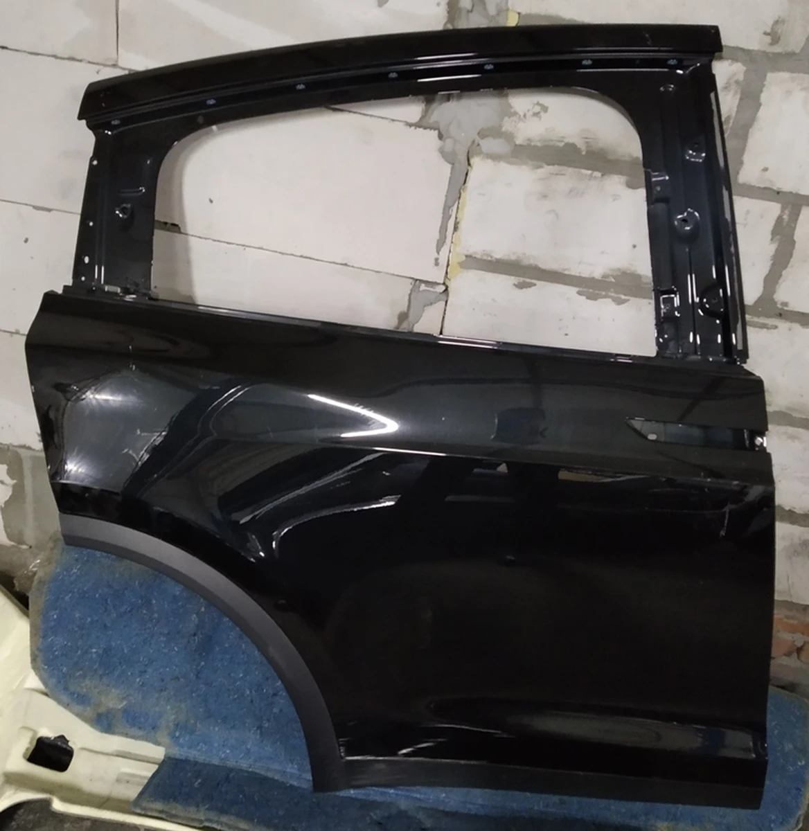 9 Дверь задняя правая (металл) в сборе с накладной арки, нижней накладкой, межсекц. упл. и корпусом рад. датчика (с повреж.) Tesla model X 1069538-E0-A