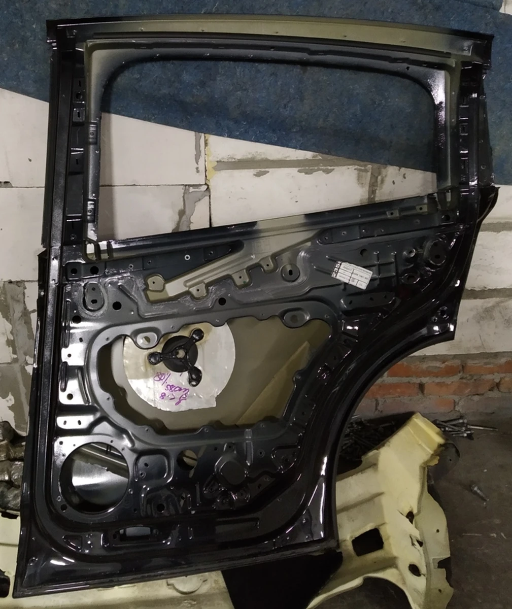 9 Дверь задняя правая (металл) в сборе с накладной арки, нижней накладкой, межсекц. упл. и корпусом рад. датчика (с повреж.) Tesla model X 1069538-E0-A