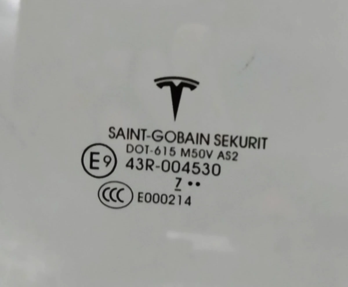 5 Скло дверей передньої правої Tesla model X 1028823-00-J