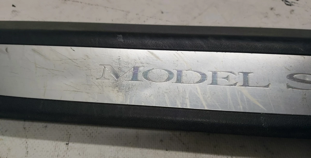 8 Облицювання порога стійки А нижня ліва (зі вставкою) з пошкодженням Tesla model S, model S REST 1030390-00-F