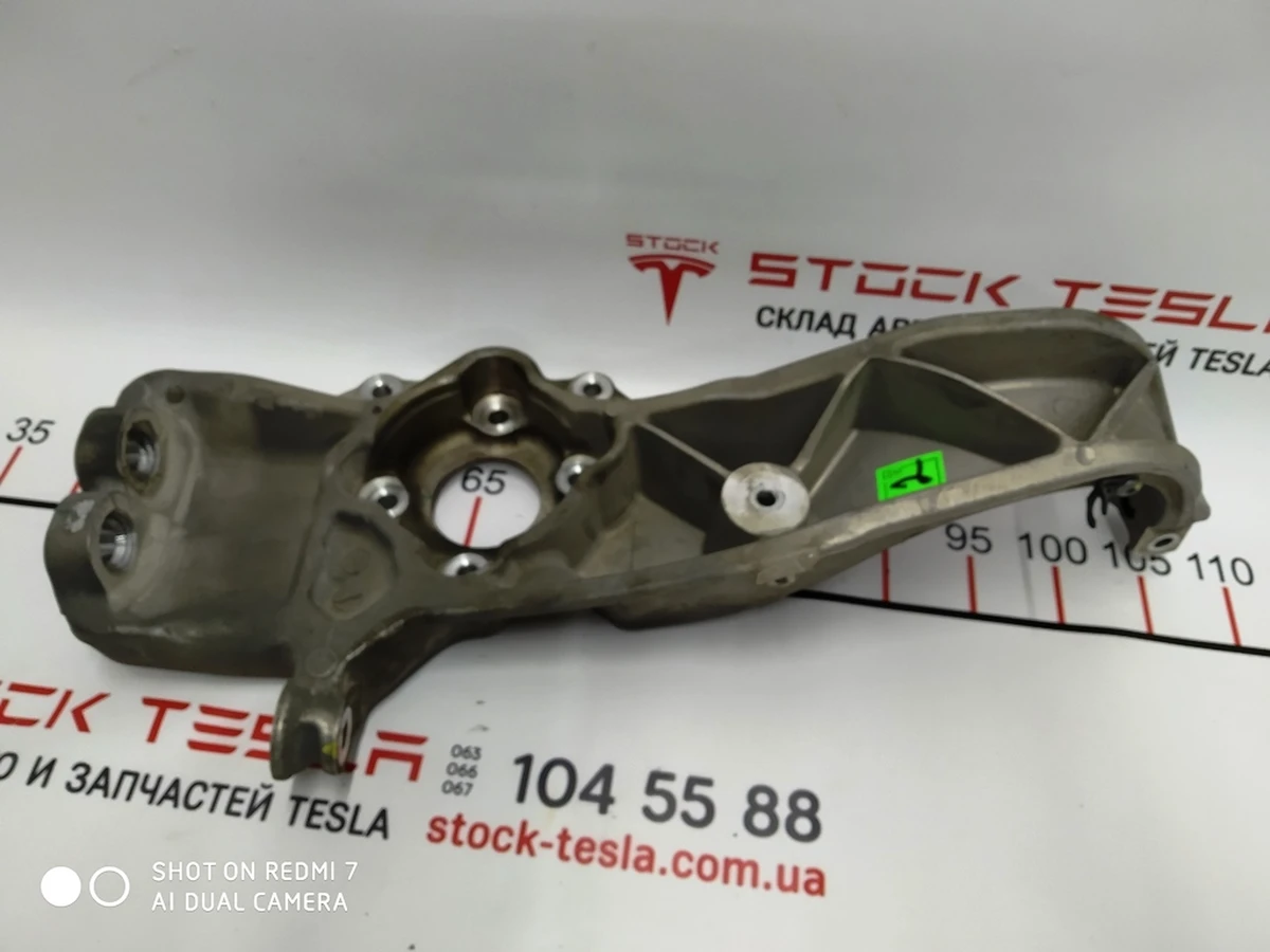 1 Кулак поворотний лівий передній AWD Tesla model S REST 1030605-00-D