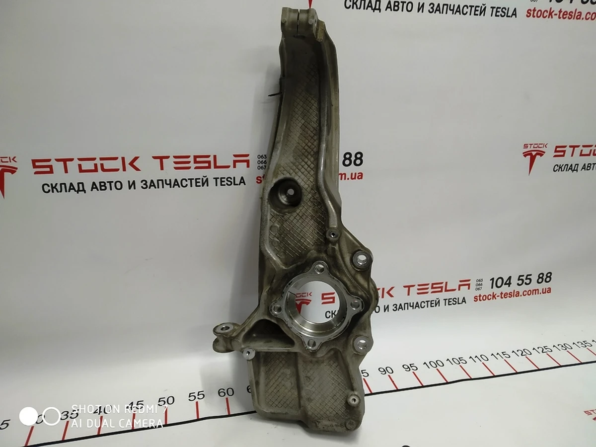 1 Кулак поворотний лівий передній AWD Tesla model S REST 1030605-00-D