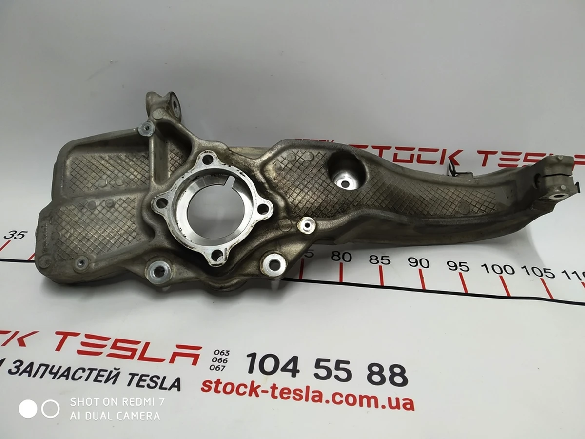 1 Кулак поворотний лівий передній AWD Tesla model S 1030605-00-D