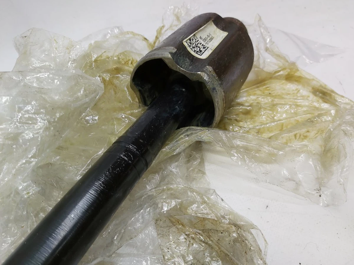 2 Полуось передняя правая без пыльников и хомутов AWD Tesla model S, model S REST 1030616-00-D