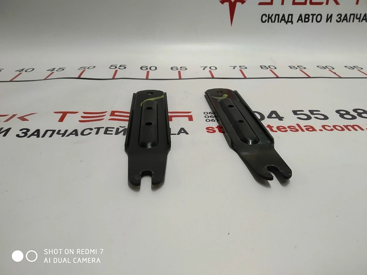 4 Скоба переднього підрамника DUAL MOTOR Tesla model S 1030617-00-B