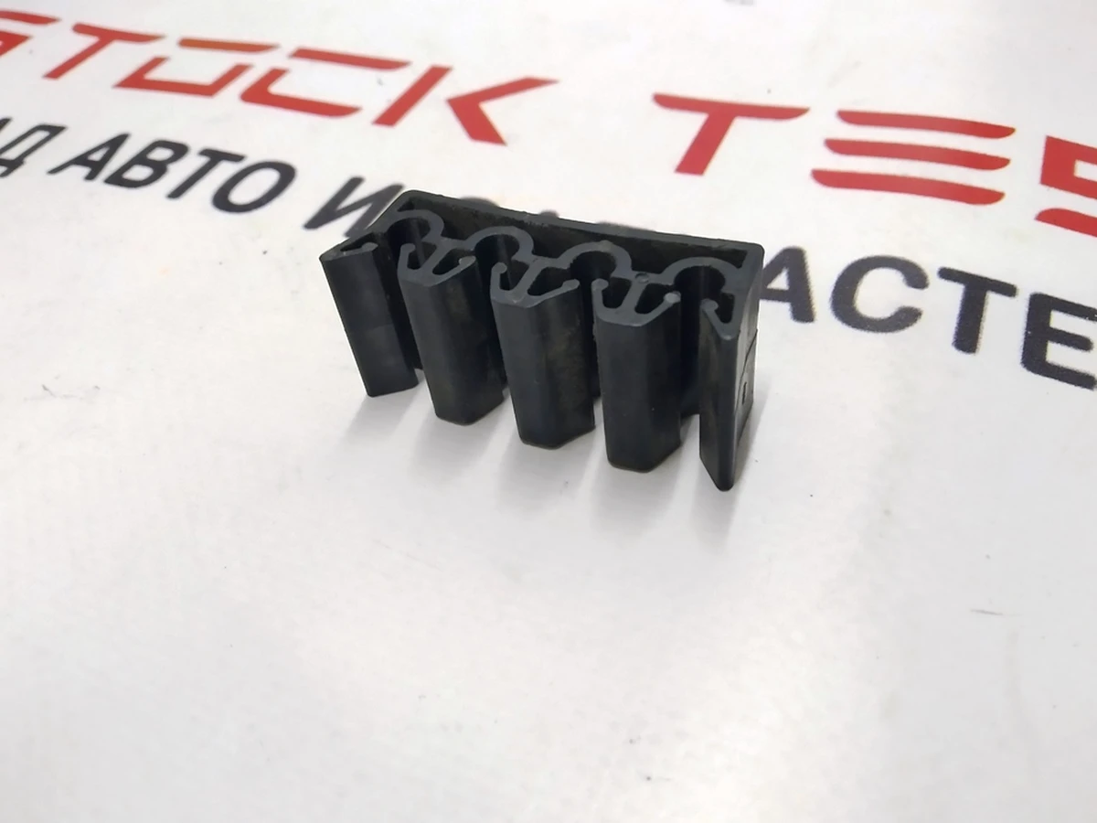 1 Кронштейн кріплення гальмівної магістралі Tesla model S 1030621-00-Z