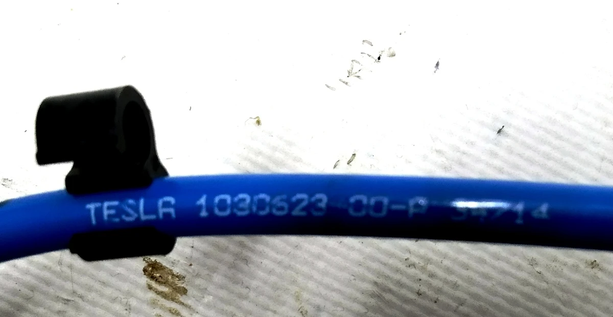2 Пневмопровід передня ліва сторона DM Tesla model S 1030623-00-A