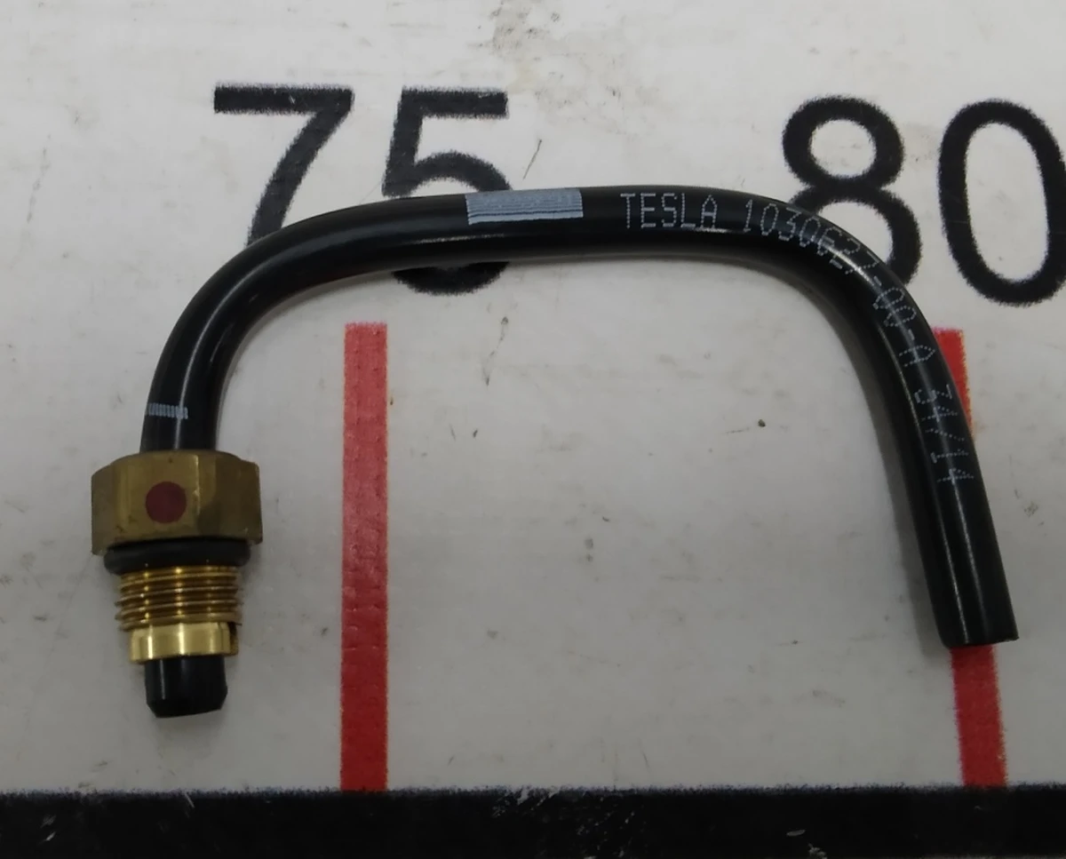 7 Трубка выпускная пневмоподвески DM Tesla model S 1030627-00-A