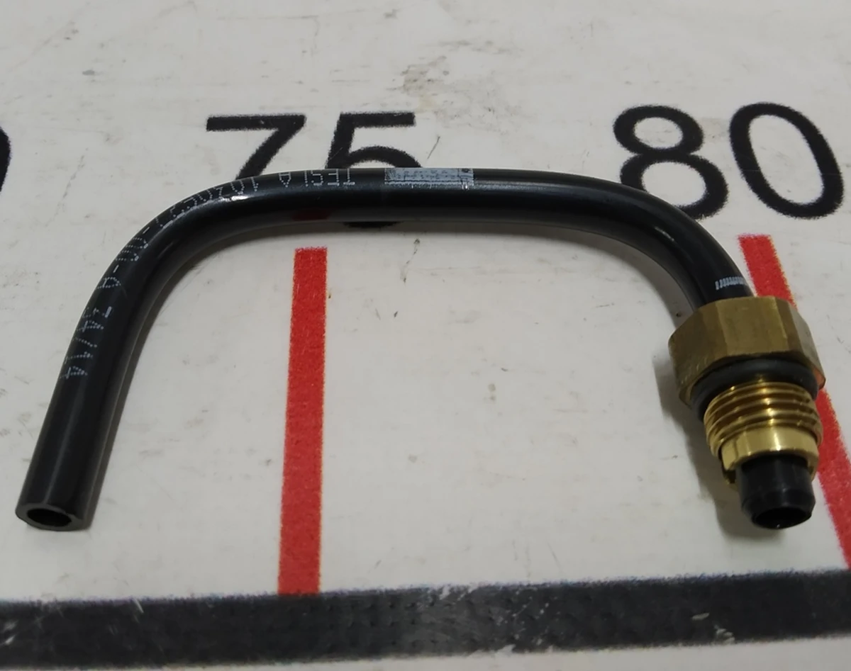 7 Трубка выпускная пневмоподвески DM Tesla model S 1030627-00-A