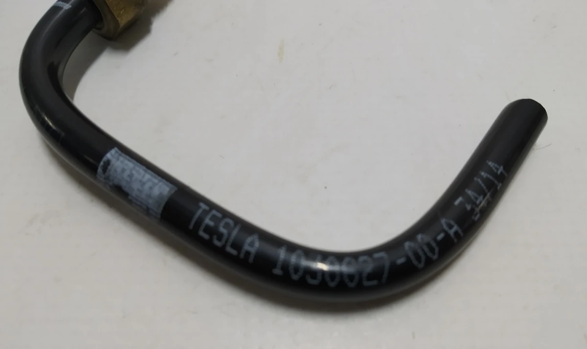 7 Трубка выпускная пневмоподвески DM Tesla model S 1030627-00-A