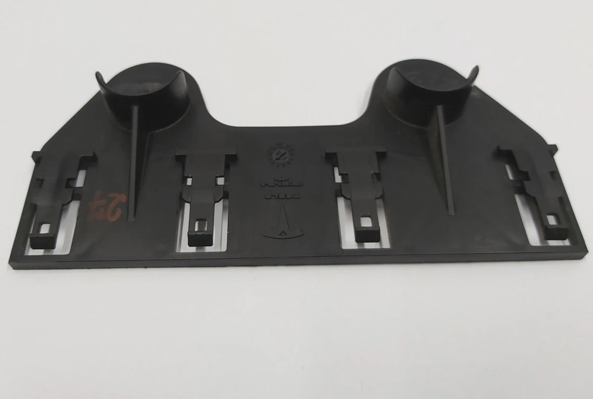 Кронштейн электропроводки приборной панели кузова (нижней) Tesla model S 1031236-90-E