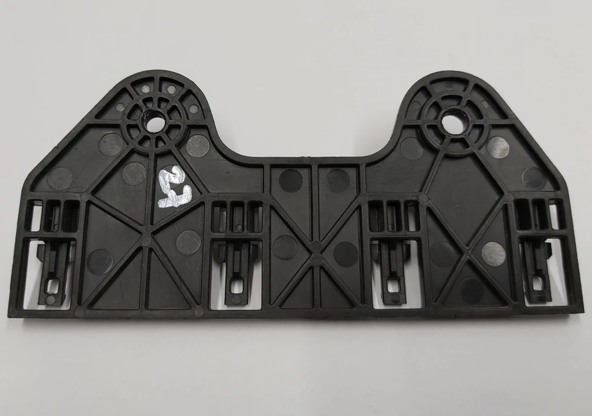 Кронштейн электропроводки приборной панели кузова (нижней) Tesla model S 1031236-90-E