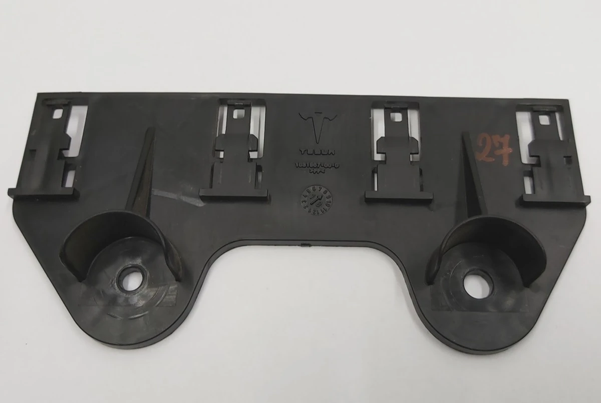 Кронштейн электропроводки приборной панели кузова (нижней) Tesla model S 1031236-90-E