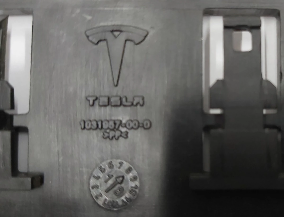 Кронштейн электропроводки приборной панели кузова (нижней) Tesla model S 1031236-90-E