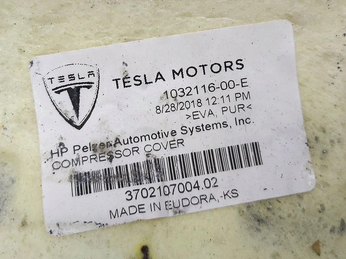 2 Кожух компресора кондиціонера із пошкодженням Tesla model X, model S REST 1032116-00-E