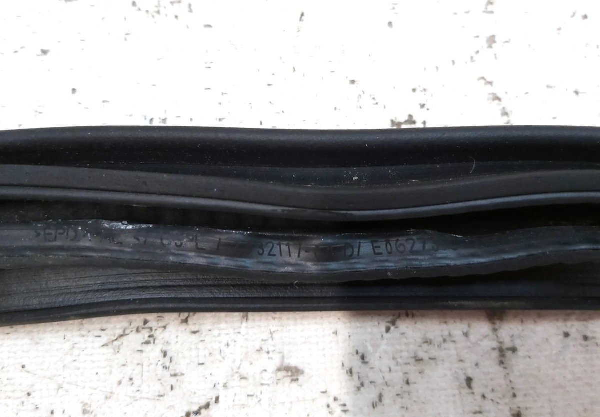 3 Уплотнитель проема двери передней правой Tesla model X 1459237-00-E