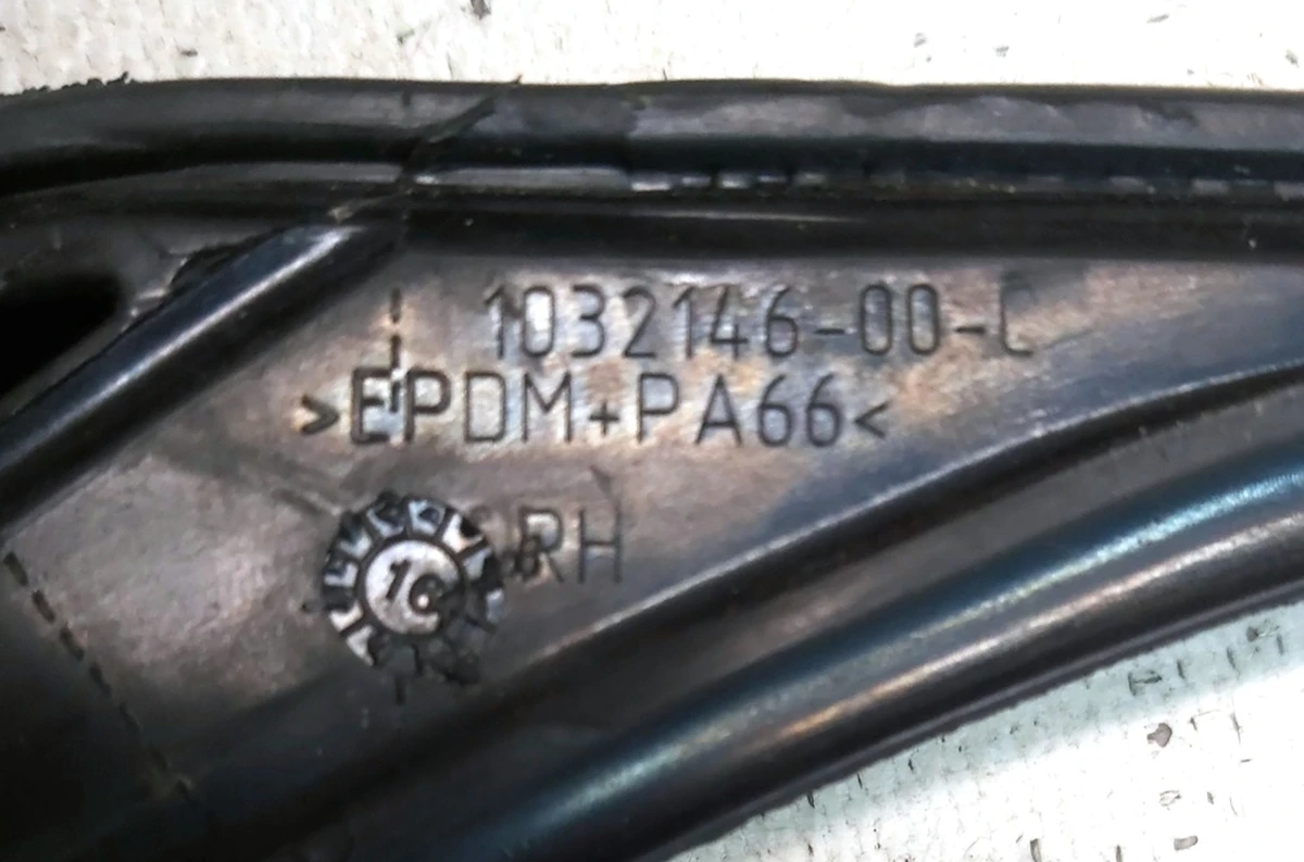 1 UPPER BRIGHT SEAL FR,RH Tesla model X 1032146-00-C